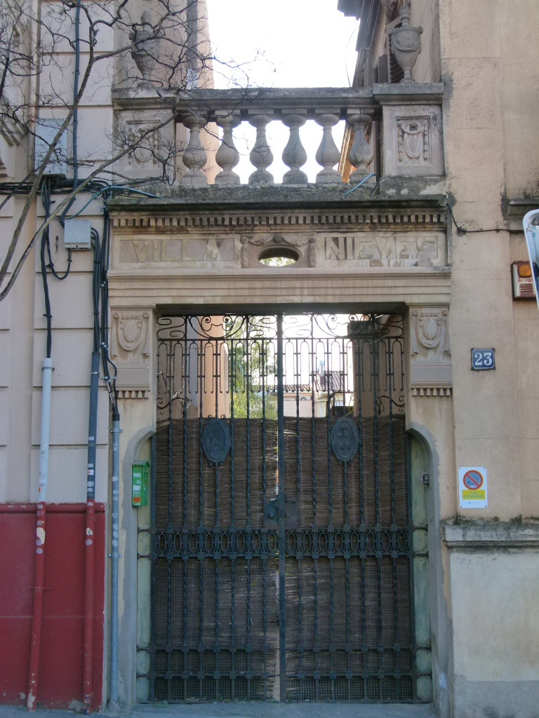 Detall de la porta d'entrada a la finca.