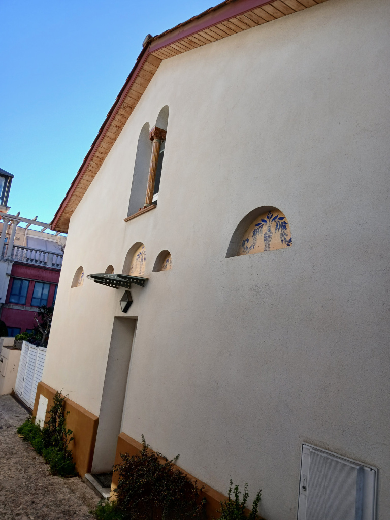 Vista detall de la façana. 