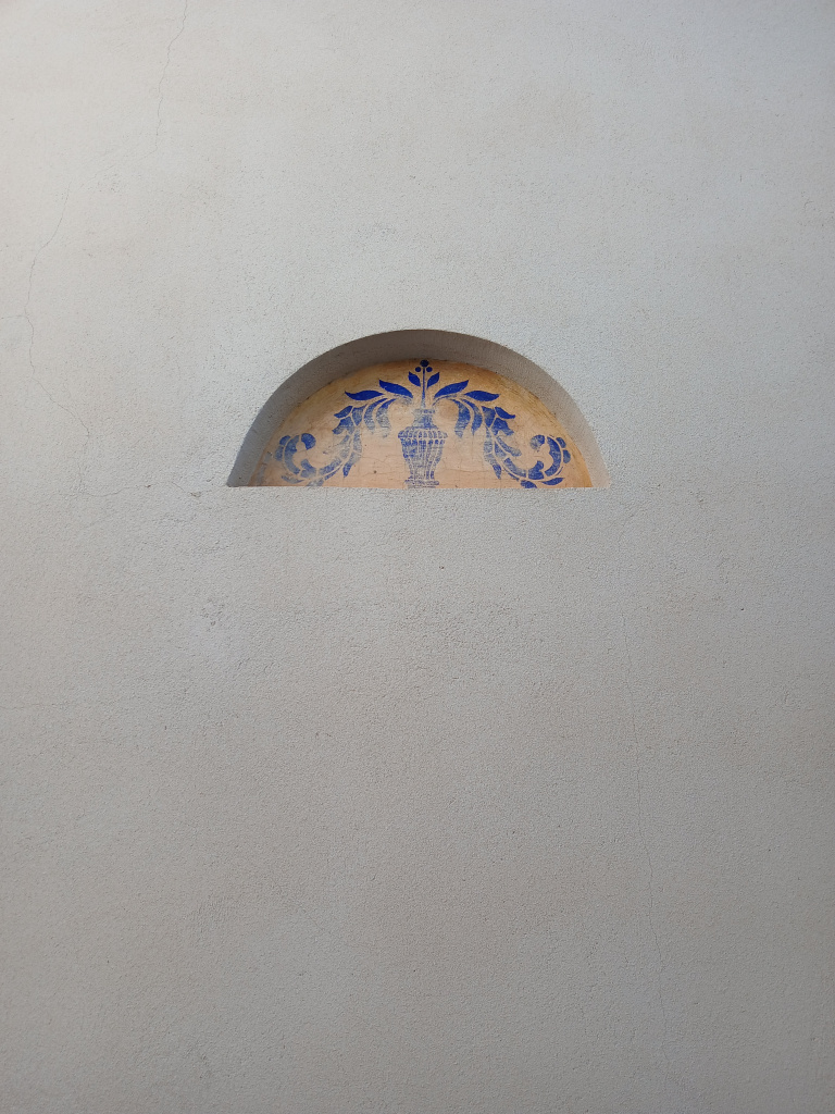 Fornícula semicircular amb decoració pintada a la trepa.