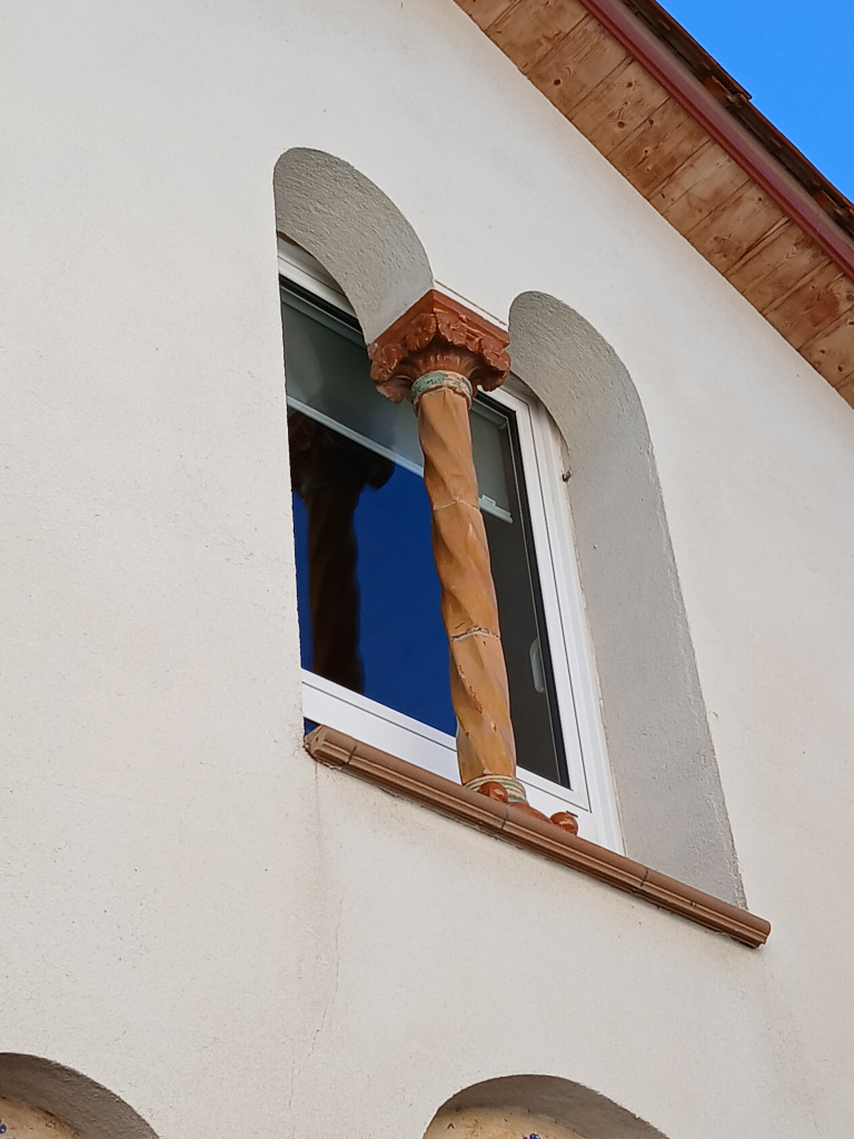 Vista detall de la finestra geminada amb la columneta helicoidal.