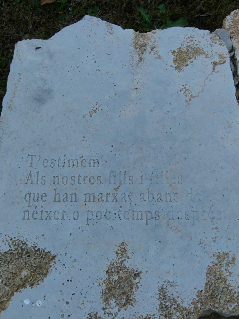 Llosa de pedra amb la inscripció "T'estimem Als nostres fills i filles que han marxat abans de néixer o poc temps després".  