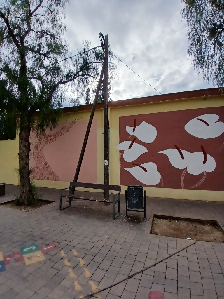 Detall d'un dels murals de la intervenció artística.