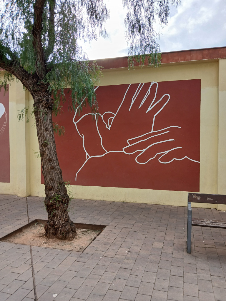 Detall d'un dels murals de la intervenció artística.