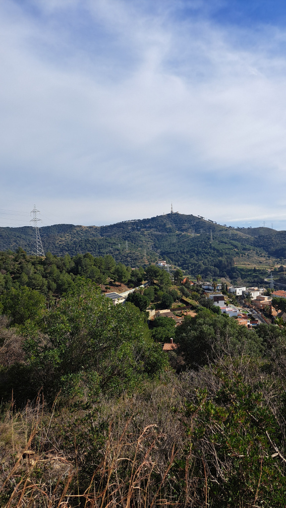 Vista general de la Serra. En primer terme, el paisatge humanitzat.