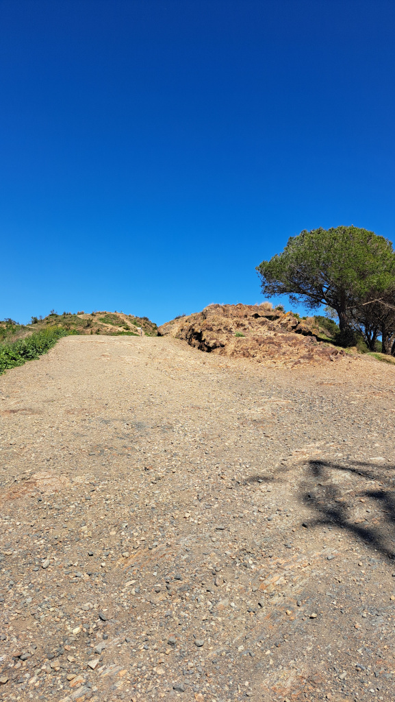 Tram de la carrerada a on s'aprecia el paviment de terra.