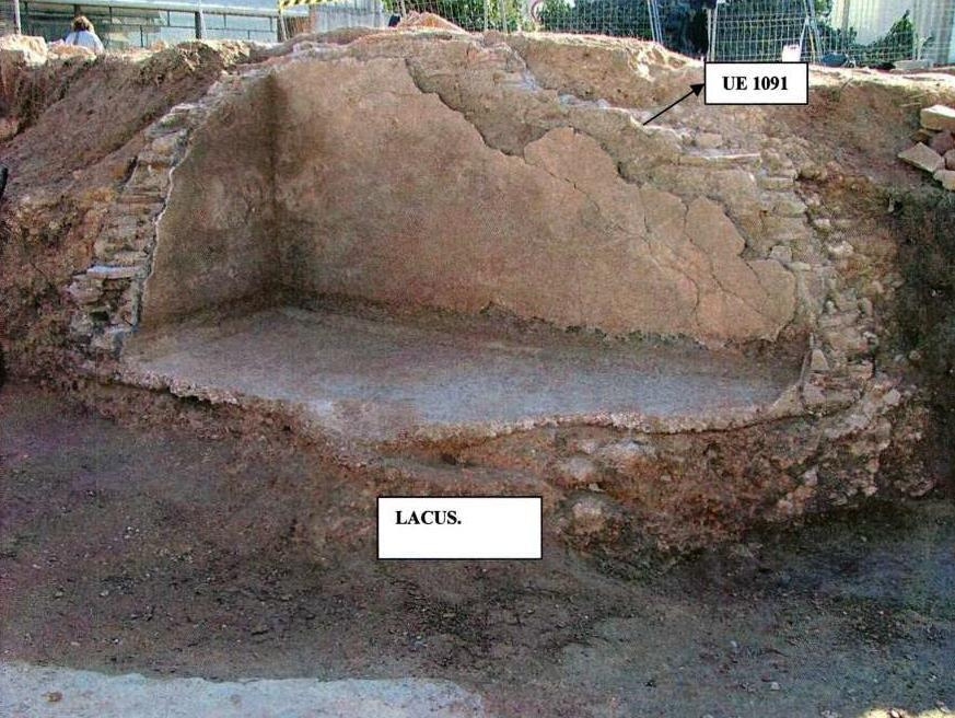 Lacus a la seva ubicació original durant la intervenció arqueològica de l'any 2003-2004 (Autor: Damià Griñó. Font: Arxiu Àrea de Coneixement i Recerca DGPC).