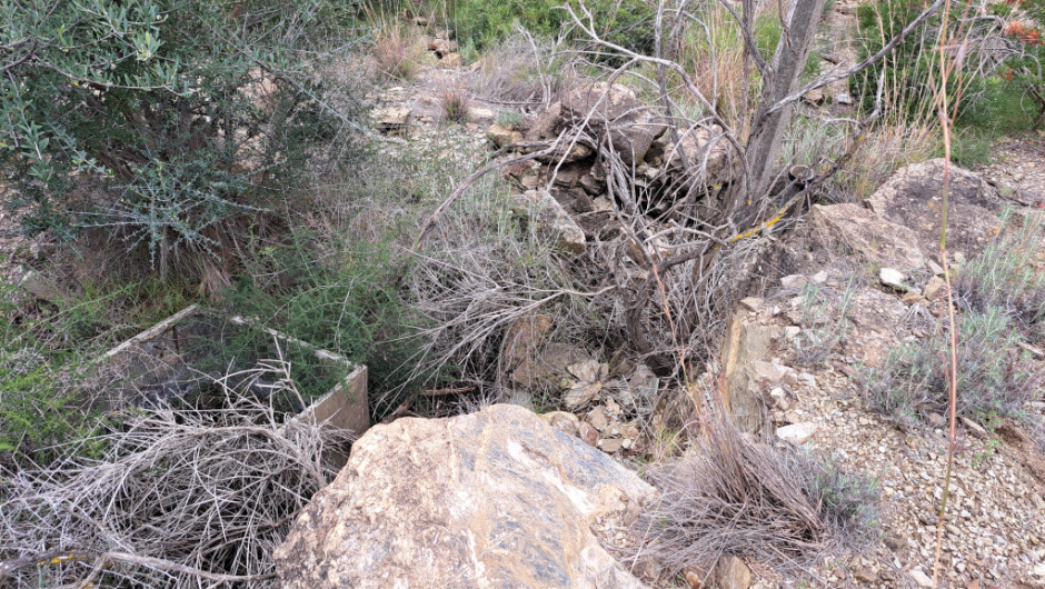 L'interior de la barraca, amb el detall del dipòsit d'aigua.