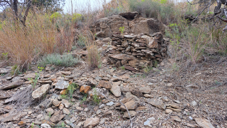 En primer terme, les pedres desplaçades.