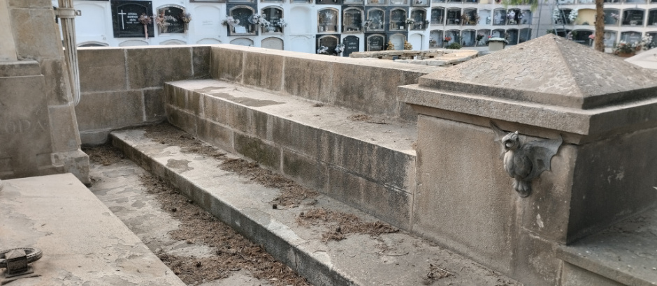 Detall del banc corregut interior. 