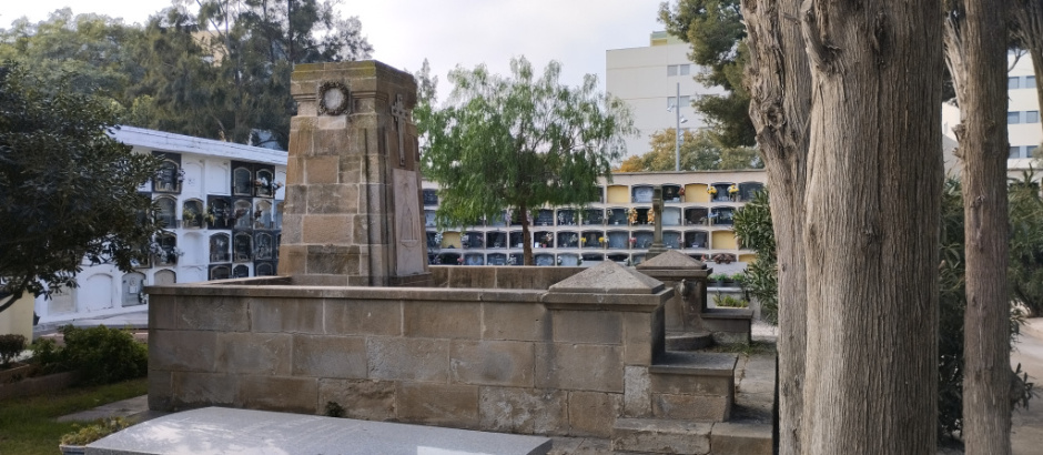 Vista lateral del panteó de la família Coquillat-Lora.