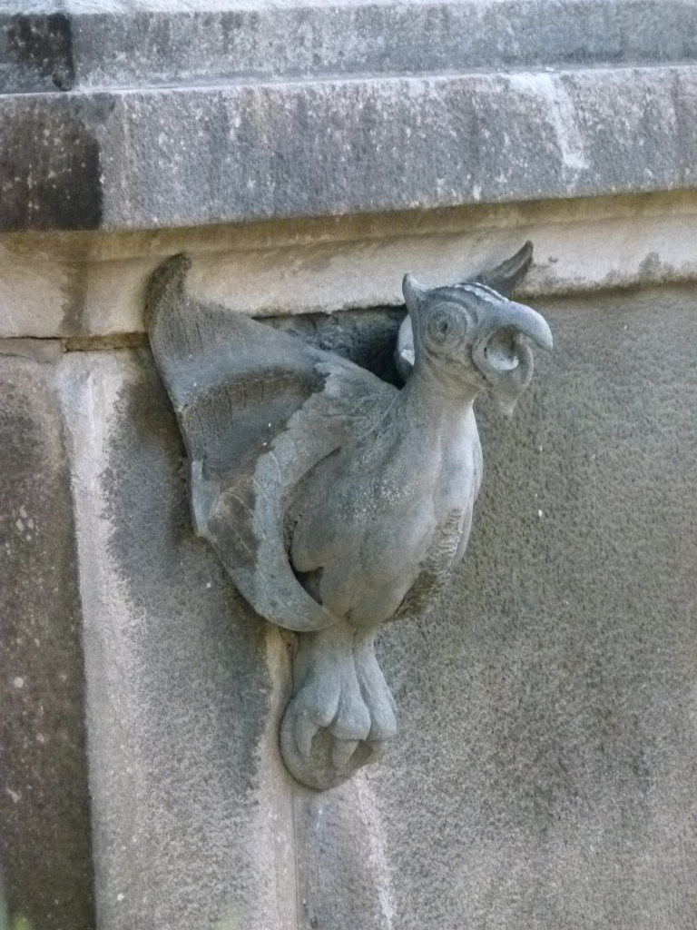 Element escultòric que reinterpreta la figura mitològica del griu. 