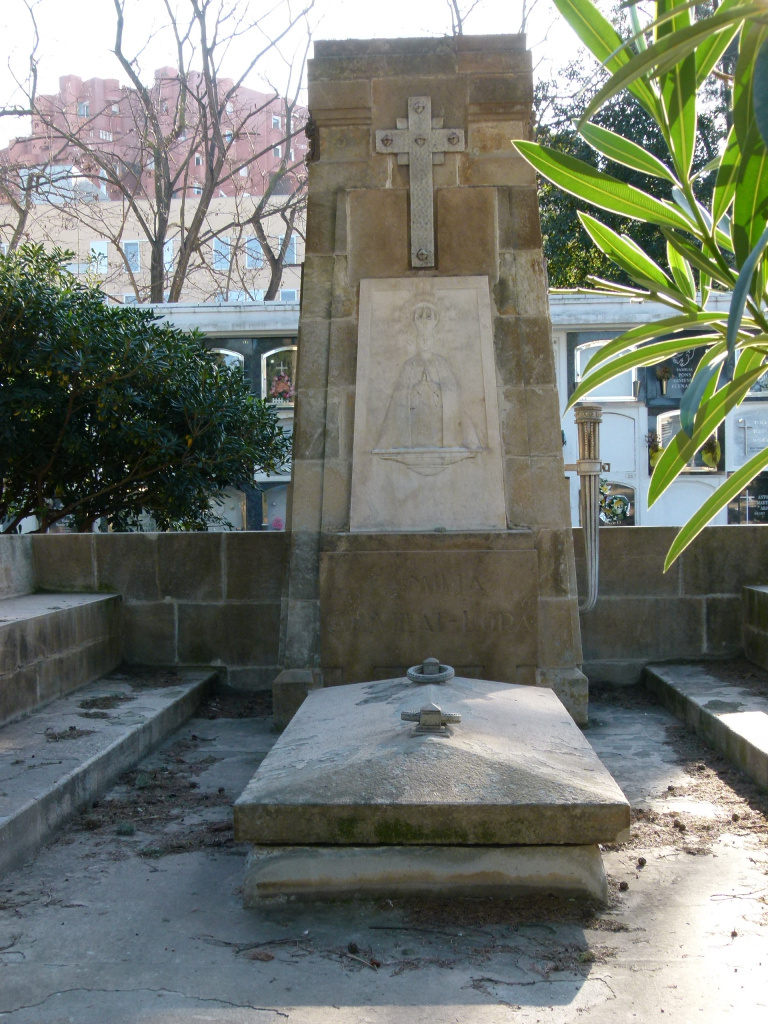 Detall del pilar monumental i de la llosa de la cripta del panteó.