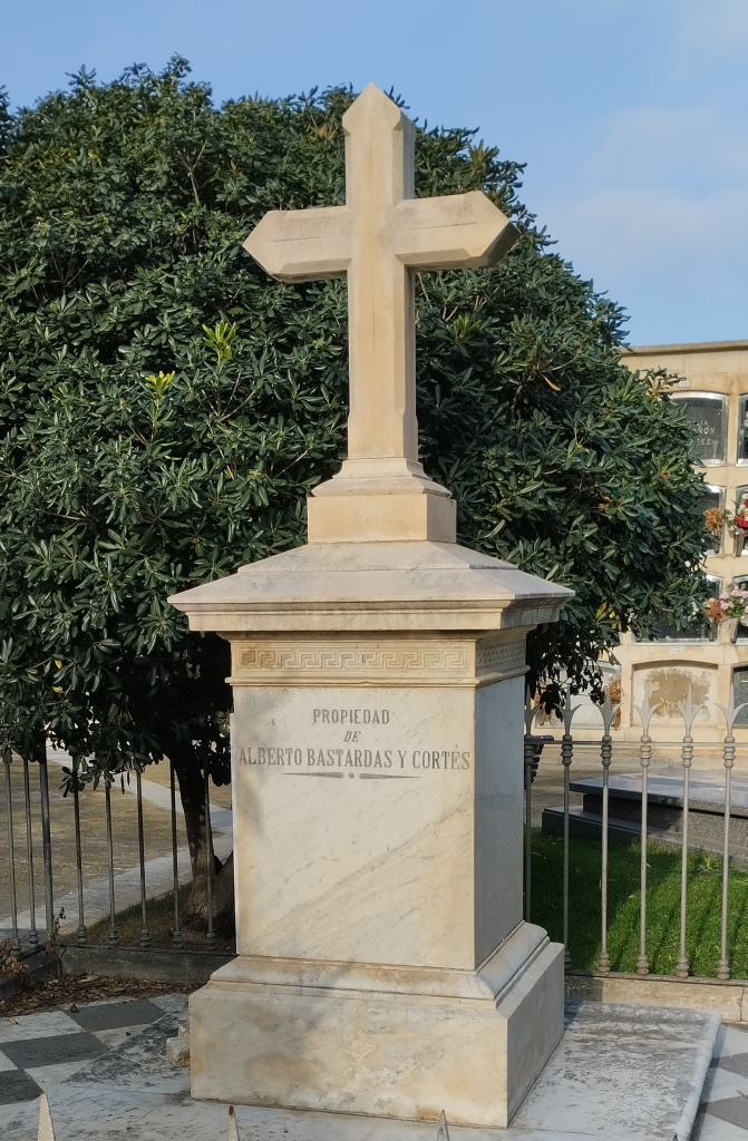 Vista detall de la creu monumental del panteó.