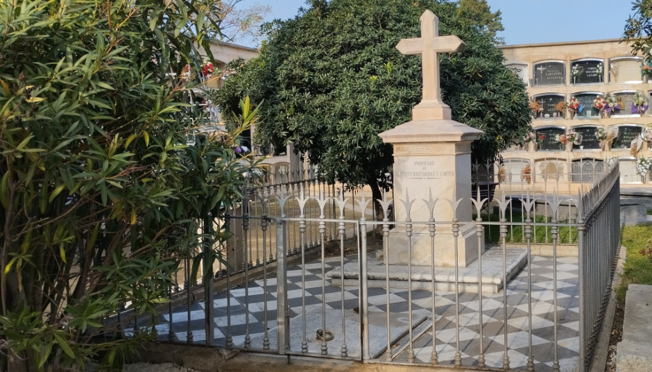 Vista frontal del panteó des del camí central del cementiri.