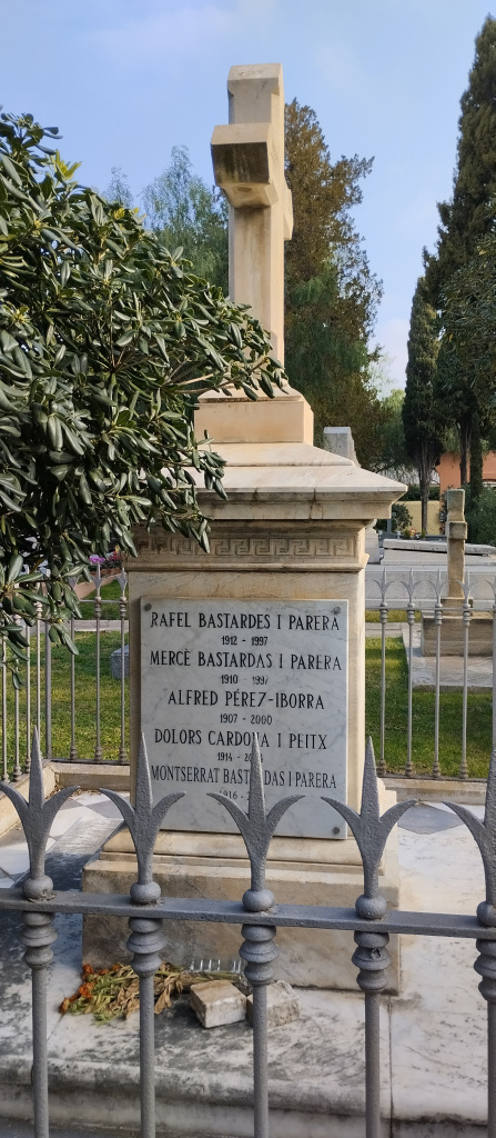 Vista lateral de la creu monumental del panteó.