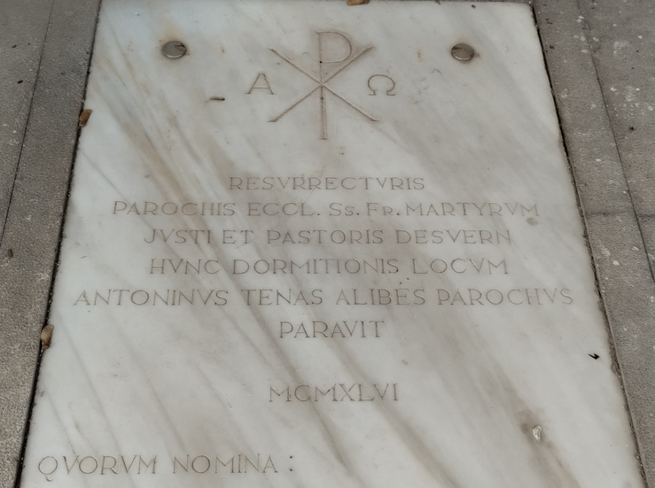 Detall de la inscripció de la làpida.