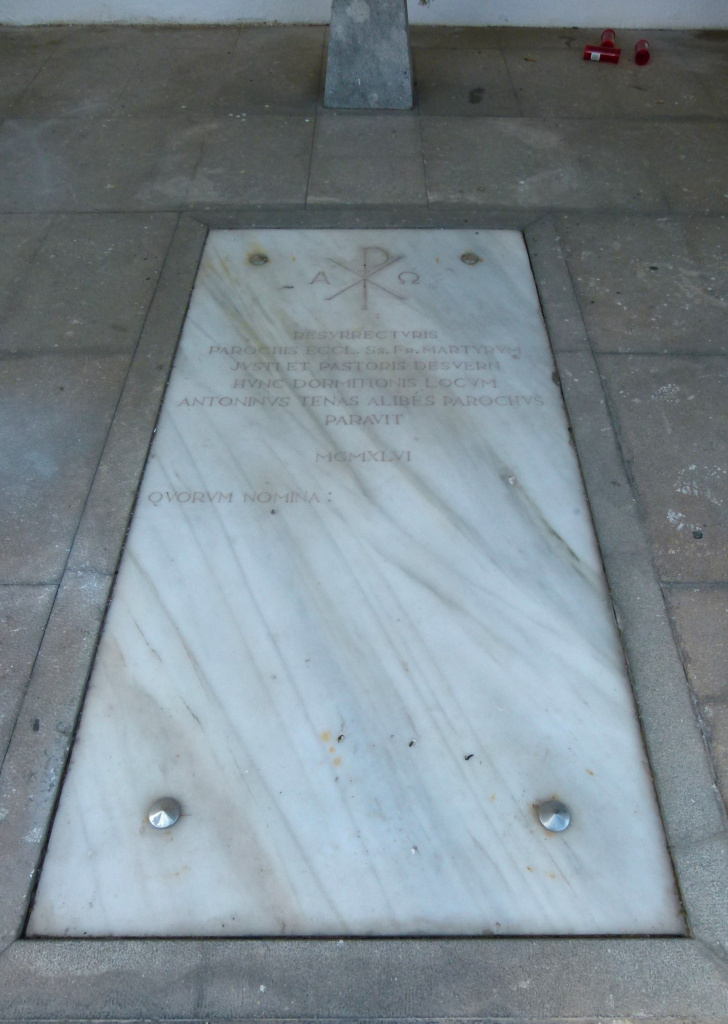 Làpida del panteó de Mossèn Antonino Tenas.