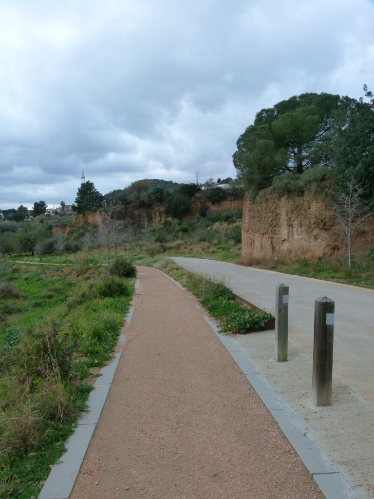 Primer tram del camí de la Muntanya, proper al pont de Can Pedrosa, amb el passeig de vianants.