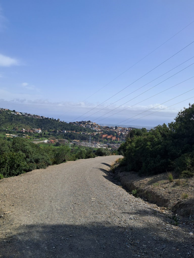 Vista del camí amb el nucli urbà al fons.
