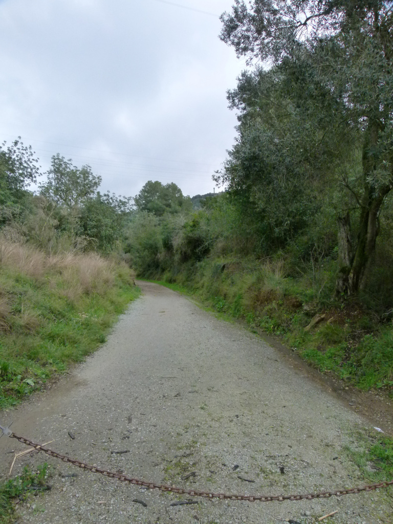 Punt del camí amb el cadenat que restringeix els pas de trànsit rodat.