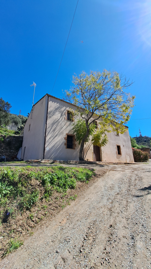 Arribada del camí a la masia de Can Baró.