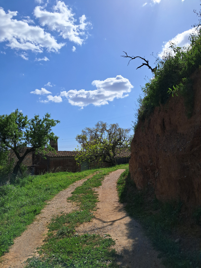 El camí s'enfila tot vorejant la masia que li dona nom.