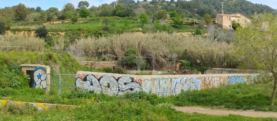 Vista general amb les dues portes d'accés.