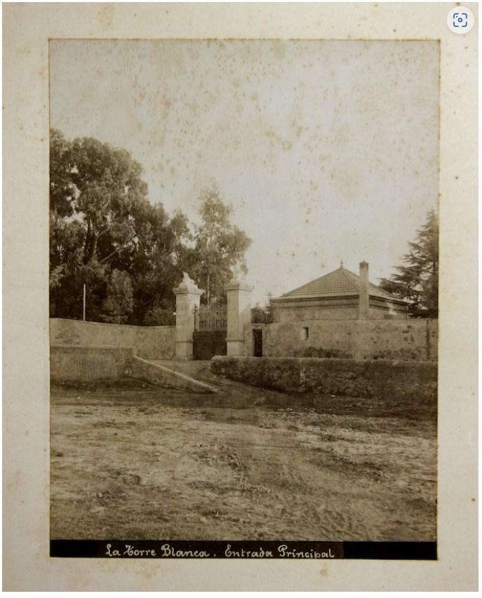 L'entrada a la finca fotografiada per J.E. Puig l'any 1888 dins de l'àlbum "Recuerdo de Torreblanca". Sobre els pilars es poden veure les dues esfinxs. Font: Arxiu Comarcal del Baix Llobregat. Col·lecció d'imatges del Baix Llobregat de l'Arxiu ACBL50-57-N-330).