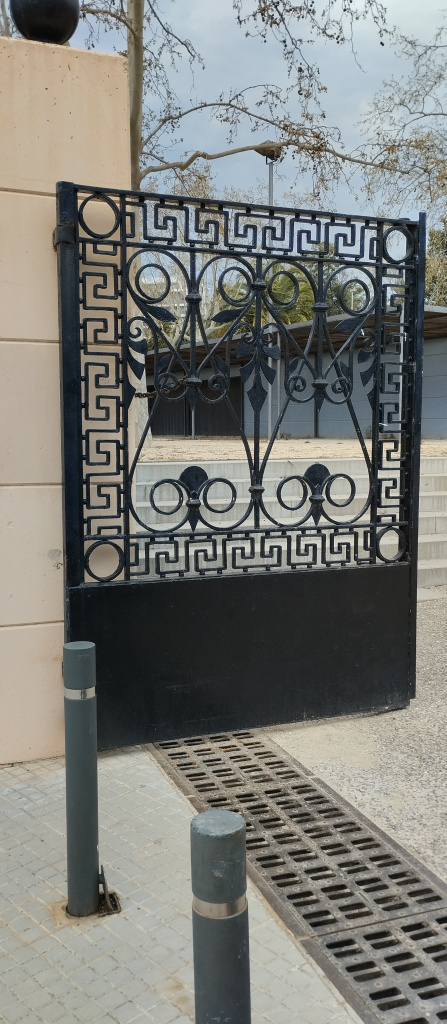 Detall de la fulla de la porta original de l'antiga entrada a la finca Torreblanca.