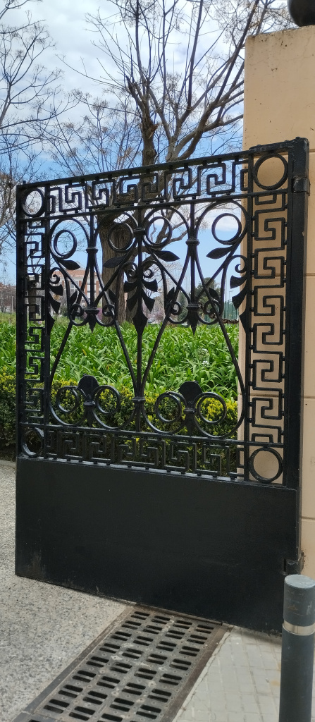 Detall de la fulla de la porta original de l'antiga entrada a la finca Torreblanca.