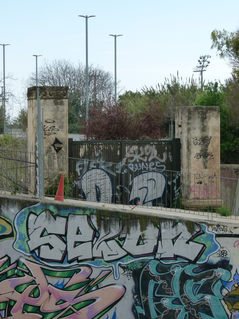 Vista general dels dos pilars.