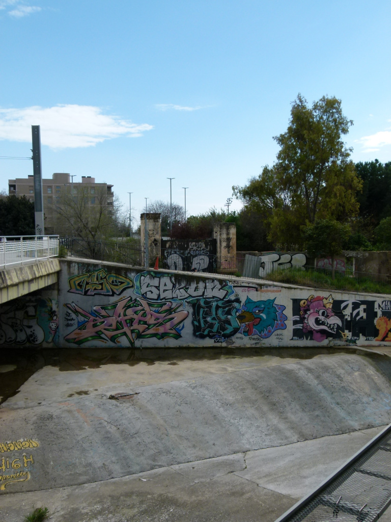 Vista general de l'emplaçament dels pilars al costat de la riera de Sant Just.