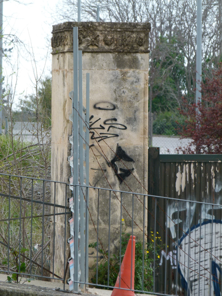 Detall del pilar que conserva la decoració floral a l'extrem superior.