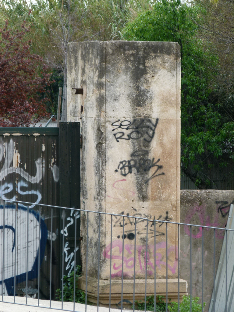 Detall del pilar que no conserva la decoració floral a l'extrem superior.