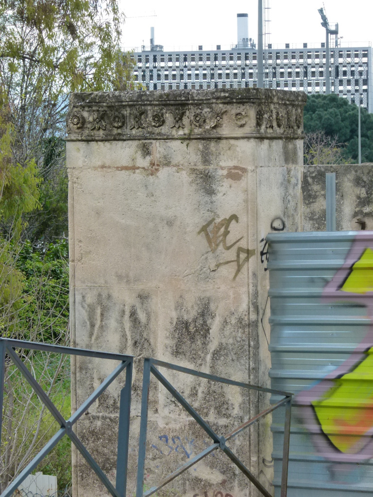 Detall del pilar que conserva la decoració floral a l'extrem superior.