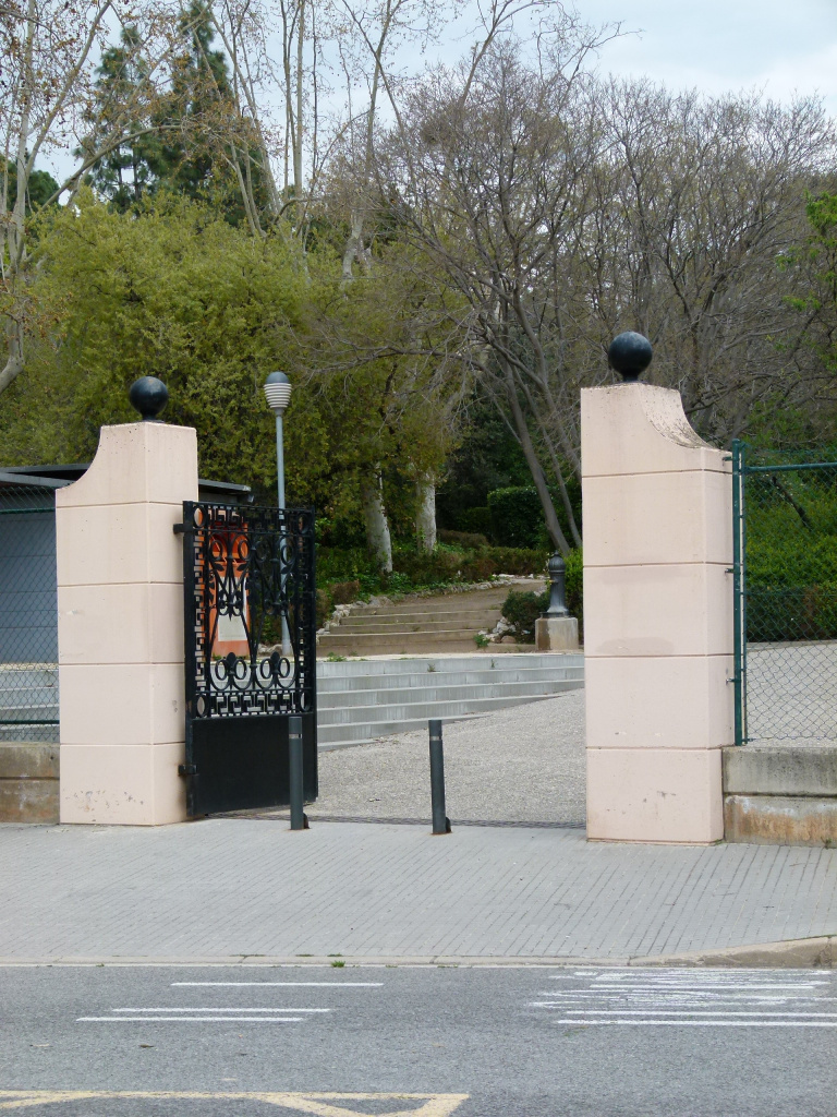 Vista de l'entrada al parc Torreblanca per l'avinguda de la Generalitat de Sant Joan Despí.