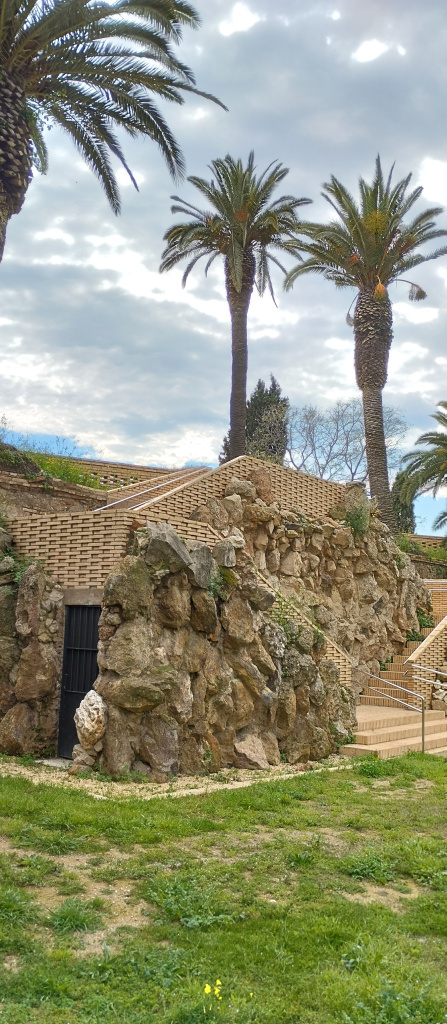 Vista lateral de l'escalinata amb la porta del pou a la part inferior.