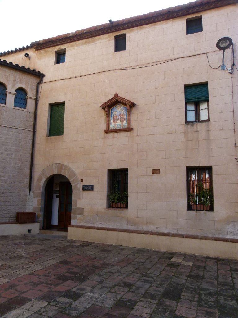 Vista general de l'emplaçament del plafó a la façana de la rectoria.