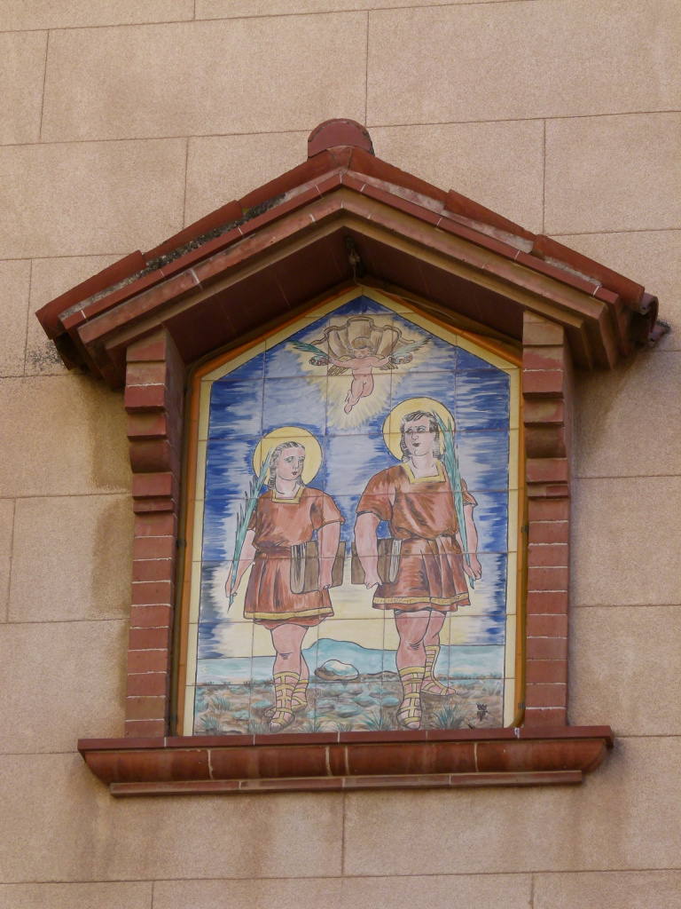 Vista detall de l'emplaçament del plafó dins de la capelleta situada a la façana de la rectoria.