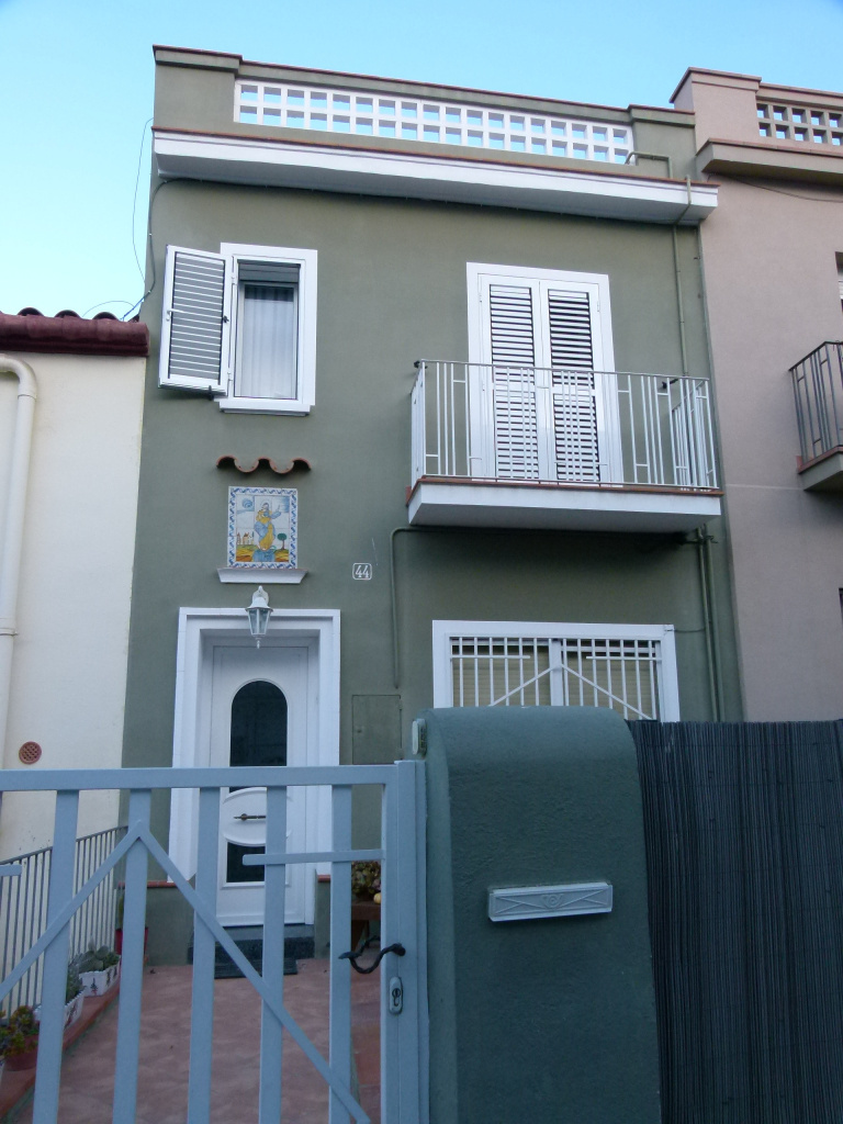 Vista general de l'emplaçament del plafó sobre la porta d'entrada.