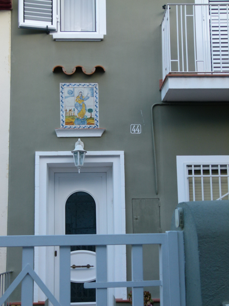 Vista detall de l'emplaçament del plafó sobre la porta d'entrada.