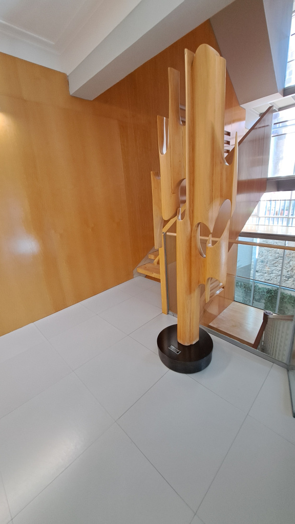 Escultura original "Vern" en fusta de Montserrat Sastre, apunt de l'escultura en bronze del parc del Mil·lenari.