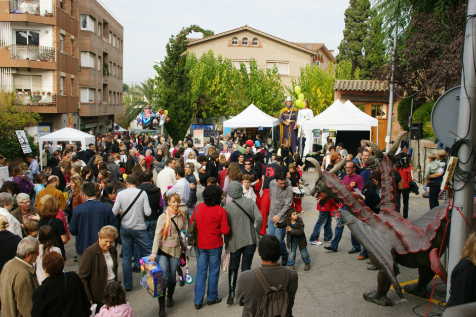 El drac Rifenyo, a baix a la dreta, dins de les celebracions de les Festes de Tardor de l'any 2010. Autor: Lluís Ramban i Jordà. Font: Arxiu Municipal de Sant Just Desvern.