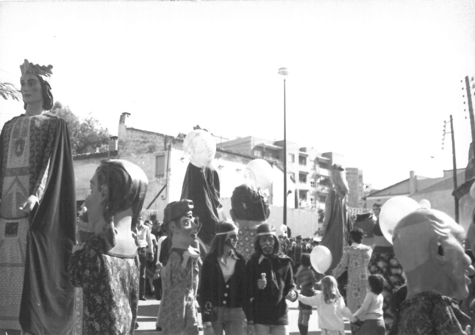 Cercavila de gegants i capgrossos a les Festes de Tardor de l'any 1975. Font: Arxiu Municipal de Sant Just Desvern.