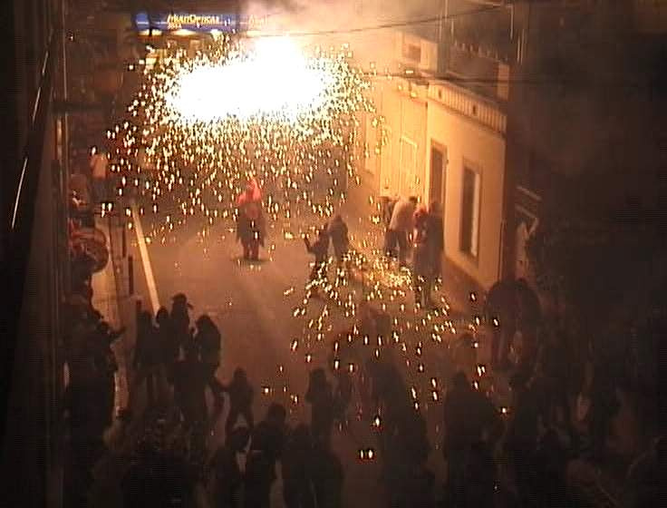 Correfoc al carrer de l'Ateneu durant les Festes de Tardor de l'any 2002. Autor: Lluís Ramban i Jordà. Font: Arxiu Municipal de Sant Just Desvern.