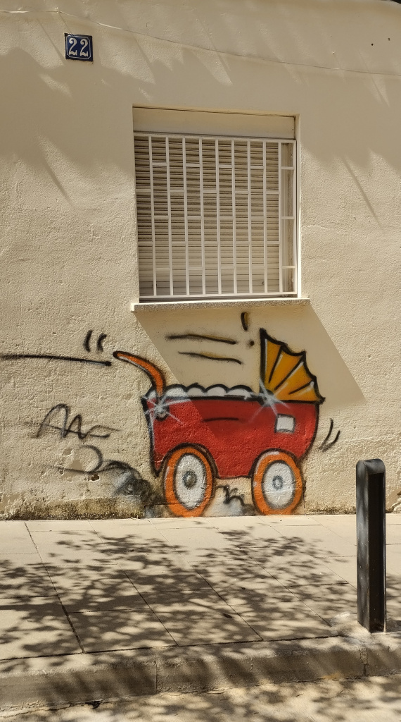 Detall del cotxet que baixa carrer avall sense control.