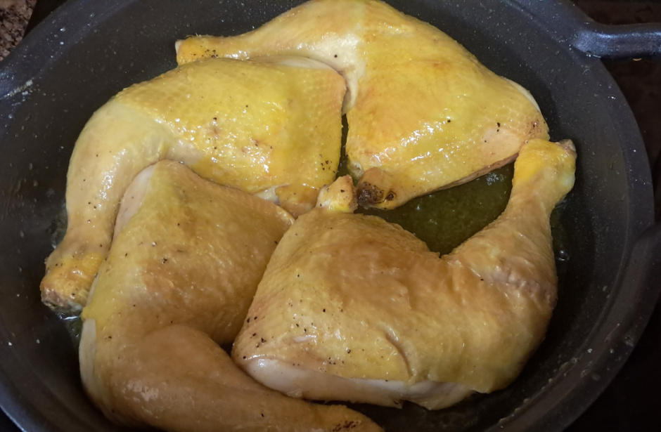 El pollastre s’ha daurat lleugerament a la cassola per potenciar el gust i la textura. Tot i això, segons la informació recollida, no queda clar si aquest pas formava part del procediment original, motiu pel qual s’ha incorporat com a possible interpretació culinària.