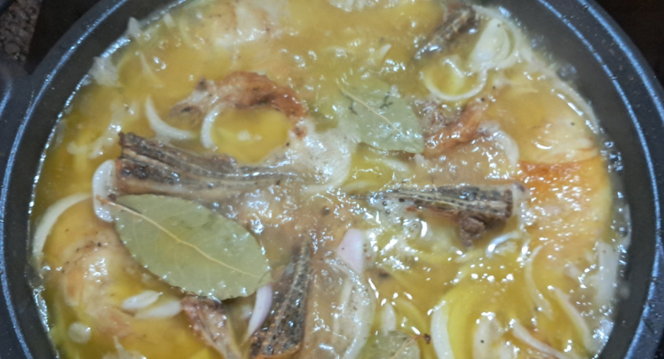 El pollastre es fa a foc molt lent durant aproximadament dues hores.