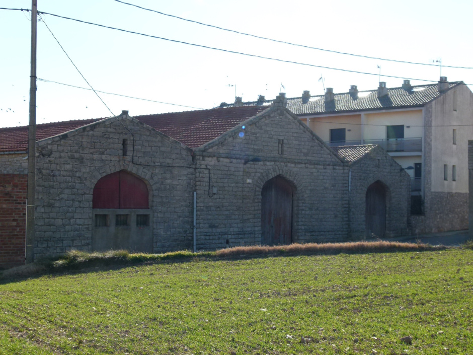 Edifici tres naus Avinguda Catalunya