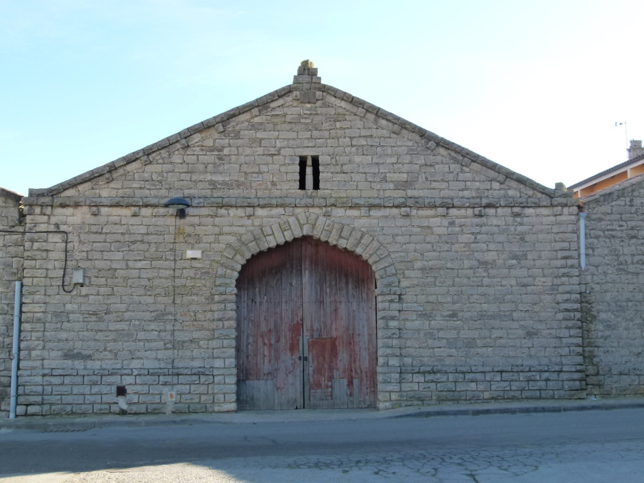 Edifici tres naus Avinguda Catalunya